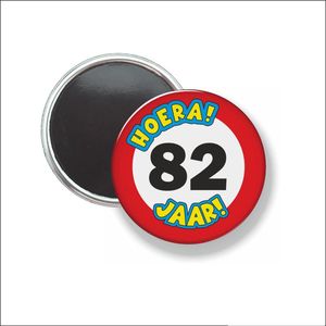 Button Met Magneet 58 MM - Hoera 82 Jaar - NIET VOOR KLEDING