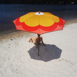 Strandparasol Pop-grass Rood en Mosterdgeel van Klaoos - 100% in Europa gemaakte Parasol van gerecycled plastic