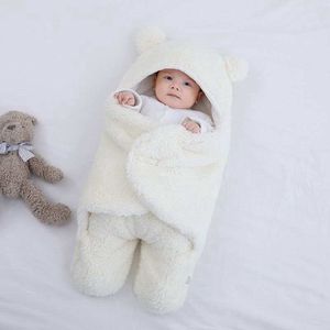 Baby - Wikkeldeken Baby - InbakerSlaapzak - Zachte Witte Teddy Beer Inbakerdoek Newborn Baby - Schattig Staartje - 6 -9 maanden -KraamCadeau - Babyshower Cadeau - Winterjasje In Inbakerdoek - KerstCadeau - Kerstmis - Cadeautjes - Christmas
