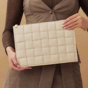Isabel Bernard Honoré  Leren Beige Laptop hoes Dames  Met Laptopvak  13.3  IB28002