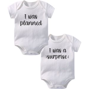 Hospitrix Baby Rompertje Tweeling met Tekst "Planned Surprise " | 3-6 maanden | maat 62/68 | Korte Mouw |Tweeling Cadeau| Kraamkado | Cadeau voor Zwangerschap | Bekendmaking | Aankondiging | Aanstaande Moeder | Moederdag