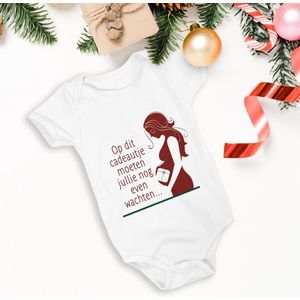 Hospitrix Baby Rompertje met Tekst ""Op dit cadeautje moeten jullie nog even wachten""| Maat S 0-3 maanden | Kerst zwangerschaps aankondiging | Cadeau voor Zwangerschap | Bekendmaking | Aankondiging | Aanstaande Moeder | Kerst