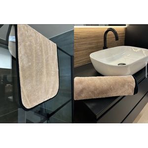 FRM TEGELWERK SHOWROOM. QUICK DRY DROOGDOEK™ BEIGE 40X40 - Nummer 1 droogdoek voor de badkamer. Droogdoek ontworpen door F.R.M. Tegelwerk. De badkamer kalkvrij, schimmelvrij, vochtvrij en streeploos schoon.
