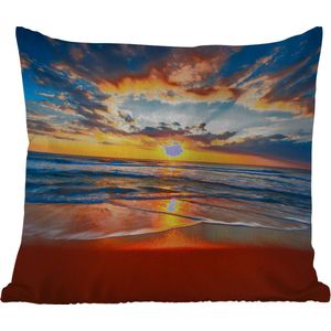 Tuinkussen - Zee - Zonsondergang - Strand - Wolken - Oranje - 40x40 cm - Weerbestendig