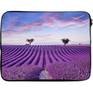 Laptophoes 17 inch - Lavendel - Natuur - Paars - Bomen - Bloemen - Laptop sleeve - Binnenmaat 42,5x30 cm - Zwarte achterkant