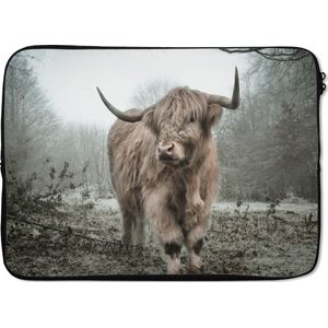 Laptophoes 13 inch - Schotse hooglander - Natuur - Herfst - Dieren - Wild - Bos - Laptop sleeve - Binnenmaat 32x22,5 cm - Zwarte achterkant