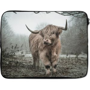 Laptophoes 15.6 inch - Schotse hooglander - Natuur - Herfst - Dieren - Wild - Bos - Laptop sleeve - Binnenmaat 39,5x29,5 cm - Zwarte achterkant