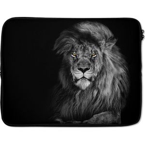 Laptophoes 17 inch - Leeuw - Ogen - Oranje - Zwart wit - Dieren - Portret - Laptop sleeve - Binnenmaat 42,5x30 cm - Zwarte achterkant