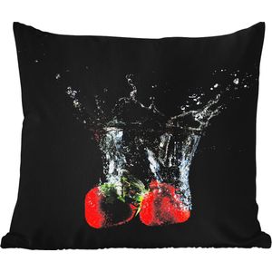 Sierkussen Buiten - Aardbeien - Fruit - Water - Zwart - Rood - 60x60 cm - Weerbestendig