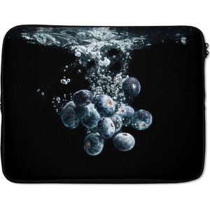 Laptophoes 17 inch - Blauwe bessen - Fruit - bes - Stilleven - Water - Zwart - Laptop sleeve - Binnenmaat 42,5x30 cm - Zwarte achterkant