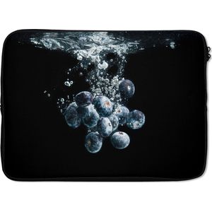 Laptophoes 13 inch - Blauwe bessen - Fruit - bes - Stilleven - Water - Zwart - Laptop sleeve - Binnenmaat 32x22,5 cm - Zwarte achterkant