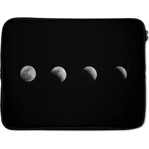 Laptophoes 17 inch - Zwart - Wit - Maan - Maanfase - Ruimte - Laptop sleeve - Binnenmaat 42,5x30 cm - Zwarte achterkant