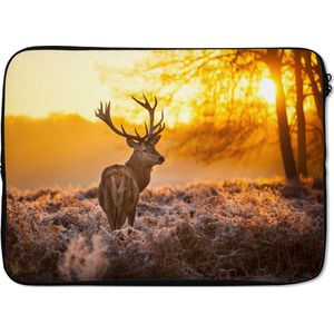 Laptophoes 14 inch - Hert - Dieren - Zonsondergang - Winter - Heide - Natuur - Laptop sleeve - Binnenmaat 34x23,5 cm - Zwarte achterkant