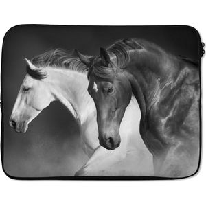 Laptophoes 17 inch - Paarden - Dieren - Zwart - Wit - Portret - Laptop sleeve - Binnenmaat 42,5x30 cm - Zwarte achterkant