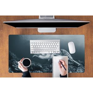 Muismat XXL - Bureau onderlegger - Bureau mat - Schildpad - Zeedieren - Zwart wit - Wilde dieren - 100x50 cm - XXL muismat