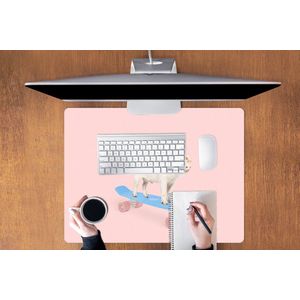 Muismat XXL - Bureau onderlegger - Bureau mat - Varken - Roze - Skateboard - Blauw - Dieren - 80x60 cm - XXL muismat