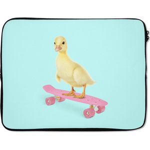 Laptophoes - Laptop cover - Kuiken - Skateboard - Roze - Dieren - Laptop sleeve - 17 Inch - Laptophoezen