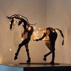 Elegante Tafellamp met Paardendesign en LED-Verlichting -Stijlvolle Decoratie voor elke Ruimte - Duurzaam IJzer -werkt op USB- 14x20x19CM -donkerbruin