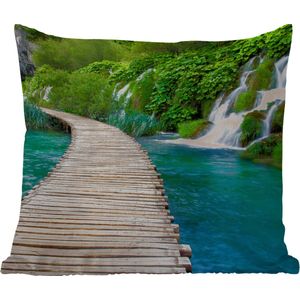 Buitenkussen - Brug - Water - Planten - Waterval - Groen - 45x45 cm - Weerbestendig