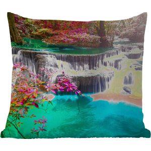 Sierkussen Buiten - Waterval - Zon - Bomen - Regenboog - Natuur - 60x60 cm - Weerbestendig