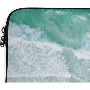 Laptophoes 14 inch - Zee - Strand - Parasols - Water - Zomer - Laptop sleeve - Binnenmaat 34x23,5 cm - Zwarte achterkant