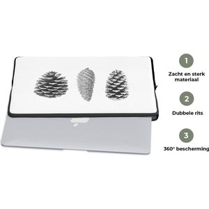Laptophoes 14 inch - Dennenappels - Natuur - Zwart wit - Wit - Herfst - Laptop sleeve - Binnenmaat 34x23,5 cm - Zwarte achterkant