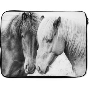 Laptophoes 17 inch - Paarden - Dieren - Zwart wit - Natuur - Laptop sleeve - Binnenmaat 42,5x30 cm - Zwarte achterkant