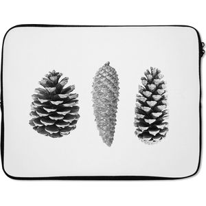 Laptophoes 17 inch - Dennenappels - Natuur - Zwart wit - Wit - Herfst - Laptop sleeve - Binnenmaat 42,5x30 cm - Zwarte achterkant