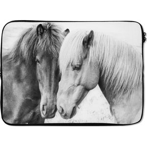 Laptophoes 13 inch - Paarden - Dieren - Zwart wit - Natuur - Laptop sleeve - Binnenmaat 32x22,5 cm - Zwarte achterkant