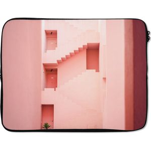 Laptophoes 15.6 inch - Architectuur - Trappen - Roze - Pastel - Huis - Laptop sleeve - Binnenmaat 39,5x29,5 cm - Zwarte achterkant