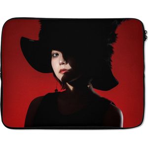 Laptophoes 17 inch - Rood - Vrouw - Zwart - Portret - Laptop sleeve - Binnenmaat 42,5x30 cm - Zwarte achterkant