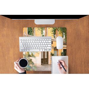 Muismat XXL - Bureau onderlegger - Bureau mat - Rome - Restaurant - Geel - Planten - Deur - 50x50 cm - XXL muismat