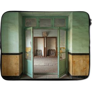 Laptophoes 17 inch - Deur - Groen - Architectuur - Glas - Laptop sleeve - Binnenmaat 42,5x30 cm - Zwarte achterkant