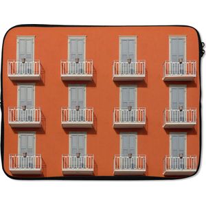 Laptophoes 15.6 inch - Deur - Balkon - Architectuur - Palmboom - Oranje - Laptop sleeve - Binnenmaat 39,5x29,5 cm - Zwarte achterkant