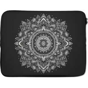 Laptophoes 15.6 inch - Mandala - Zwart wit - Bloemen - Bohemian - Natuur - Laptop sleeve - Binnenmaat 39,5x29,5 cm - Zwarte achterkant