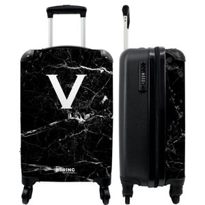 NoBoringSuitcases.com - Zwarte marmer koffer met letter V - Past binnen 55x40x20 cm en 55x35x25 cm - Trolley handbagage initialen zwart - Valiezen met wieltjes volwassenen - Reiskoffer op wielen - Rolkoffer lichtgewicht - Cadeau voor man en vrouw