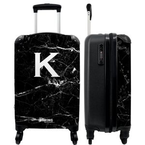 NoBoringSuitcases.com - Zwarte marmer koffer met letter K - Past binnen 55x40x20 cm en 55x35x25 cm - Trolley handbagage initialen zwart - Valiezen met wieltjes volwassenen - Reiskoffer op wielen - Rolkoffer lichtgewicht - Cadeau voor man en vrouw