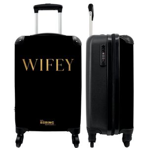 NoBoringSuitcases.com - Zwarte koffer dames - Quote wifey - Past binnen 55x40x20 cm en 55x35x25 cm - Trolley handbagage vrouwen - Valies met wieltjes volwassenen - Reiskoffer op wielen zwart - Carryon rolkoffer lichtgewicht - Cadeau voor vrouw