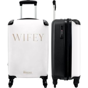 NoBoringSuitcases.com - Witte koffer dames - Quote wifey - Past binnen 55x40x20 cm en 55x35x25 cm - Trolley handbagage - Cadeau vrouwen - Valiezen met wieltjes volwassenen - Reiskoffer op wielen - Rolkoffer - Valies wit - Kerstcadeau voor vriendin