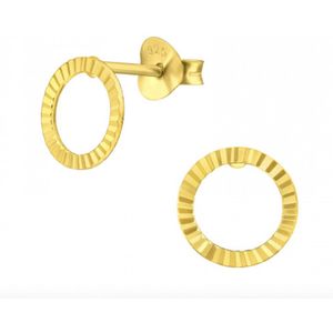 Gold plated oorstekers, opengewerkte cirkel met detail