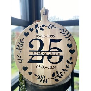 Creaties van Hier - Serveerplank - 25 jaar getrouwd (rand tak) - Gepersonaliseerd Cadeau - Hout - 35 cm