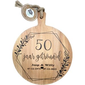 Creaties van Hier - serveerplank - 50 jaar getrouwd (rand tak) - 35 cm - gepersonaliseerd cadeau - hout