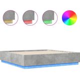 vidaXL - Bedframe - met - LED-verlichting - bewerkt - hout - betongrijs - 200x200 - cm