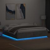 vidaXL - Bedframe - met - LED-verlichting - bewerkt - hout - betongrijs - 200x200 - cm