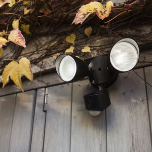 Lutec - Draco - Buitenverlichting en Beveiligingcamera - 2 in 1 - Verlichting en Bewaking- Ultra-Heldere Verlichting - Hoogwaardige Camera's met Hoge Resolutie - Slimme Bewegingsdetectie - Eenvoudige Installatie - Slimme Thuisnetwerk