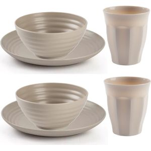 Een servies van Limogesporselein met een verguld decor, bestaande uit
