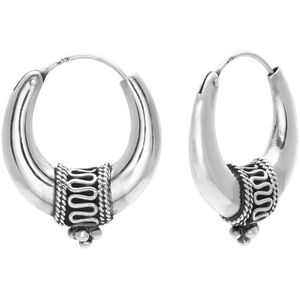 Zilveren oorringen, brede Bali hoops met punt, versierd met spiraaltjes en bolletjes