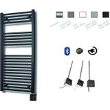 Elektrische design radiator sanicare plug & play 111,8x45 cm mat zwart 596 watt met zwarte thermostaat en bluetooth links