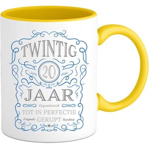 20 Jaar Legendarische Gebrouwen Mok met tekst | Donker Blauw - Zilver | Grappig Verjaardag Beker Cadeau | Bedrukte Mokken | Geel | 330 ML