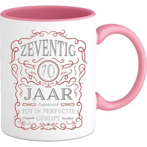 70 Jaar Legendarische Gebrouwen Mok met tekst | Rood - Zilver | Grappig Verjaardag Beker Cadeau | Bedrukte Mokken | Roze | 330 ML